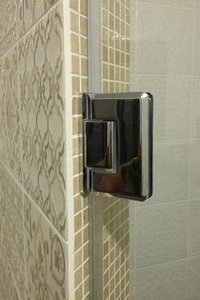 стеклянная перегородка с дверью в душ